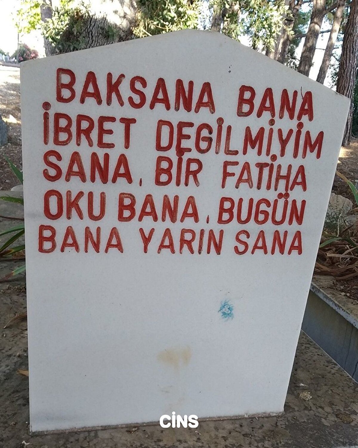 Baksana bana ibret değil miyim sana, bir Fatiha oku bana. Bugün bana, yarın sana