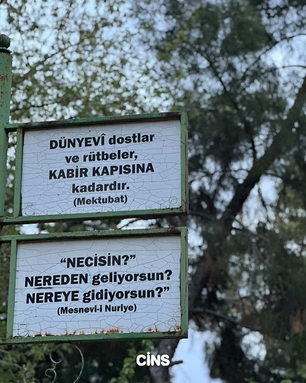 Dünyevî dostlar ve rütbeler, kabir kapısına kadardır. (Mektubat)<br>“‘Necisin?’ ‘Nereden geliyorsun?’ ‘Nereye gidiyorsun?’ (Mesnevî-i Nuriye)