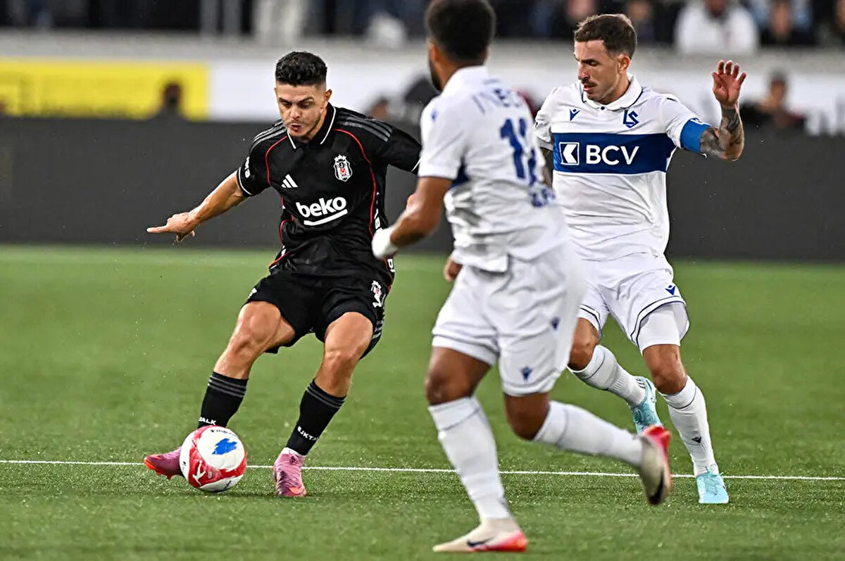 Blick: "Konferans Ligi play-off'larının ikinci ayağında Lausanne ile Beşiktaş arasında oynanacak mücadele öncesinde her şey belirsizliğini koruyor. Lausanne, maçın favorisi olan Türk takımına karşı evinde hak ettiği beraberliği elde etti." <br>