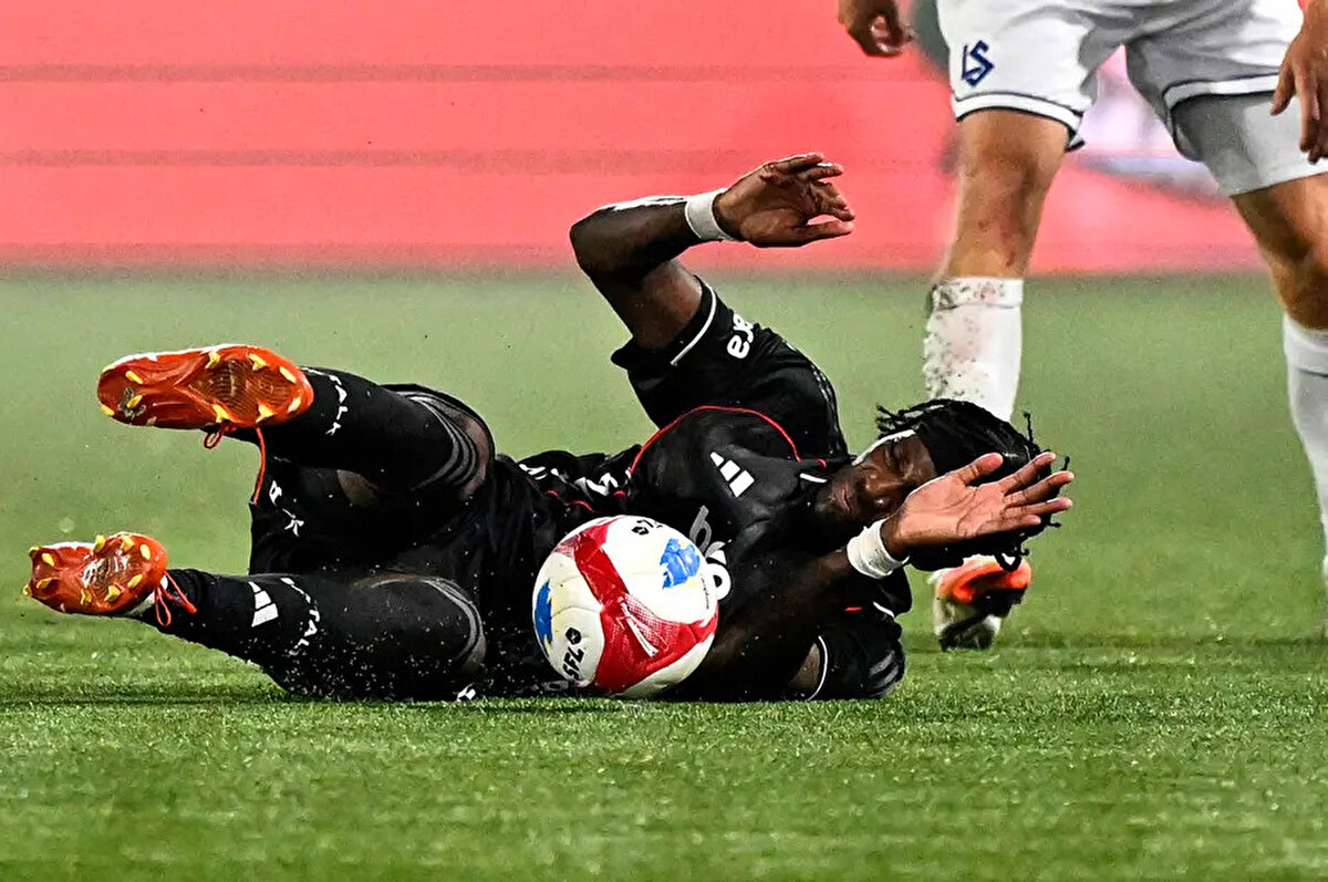 Tages-Anzeiger: "Lausanne, Beşiktaş'ı kızdırdı. Konferans Ligi play-off ilk maçında Beşiktaş'ı konuk eden Lausanne, evinde 1-1 berabere kaldı."<br>