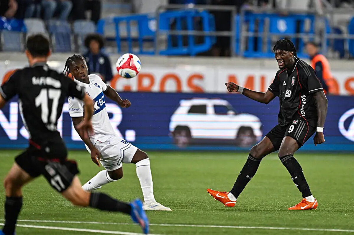 Beşiktaş, UEFA Konferans Ligi play-off turu ilk maçında Lausanne ile deplasmanda 1-1 berabere kalırken, karşılaşma İsviçre basınında da geniş yer buldu. İşte İsviçre basınında yer alan Lausanne - Beşiktaş maçı yorumları:<br>