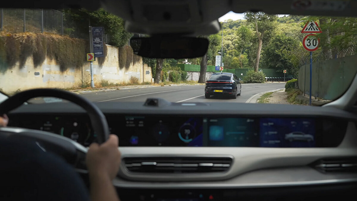 41,3 inçlik dev ekran deneyimi<br><br>12,3 inç dijital gösterge paneli<br>29 inç merkezi ekran<br>8 inç ek kontrol ekranı