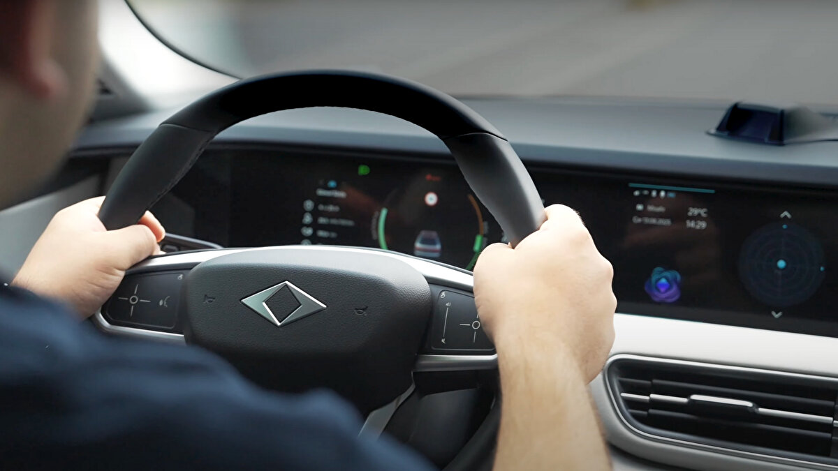 Batarya ve Menzil<br><br>52,4 kWsa batarya → 350 km menzil<br>88,5 kWsa batarya → 623 km menzil