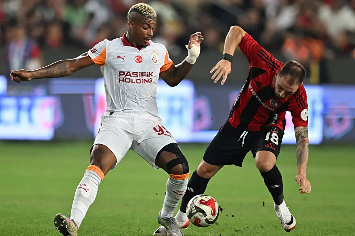 "Konuşmayı bırakın. Ben Galatasaray'dayım. Sadece Galatasaray. Spekülasyon yok, Galatasaray'daki ile geleceğime tamamen bağlıyım. Tartışma bitti."<br>