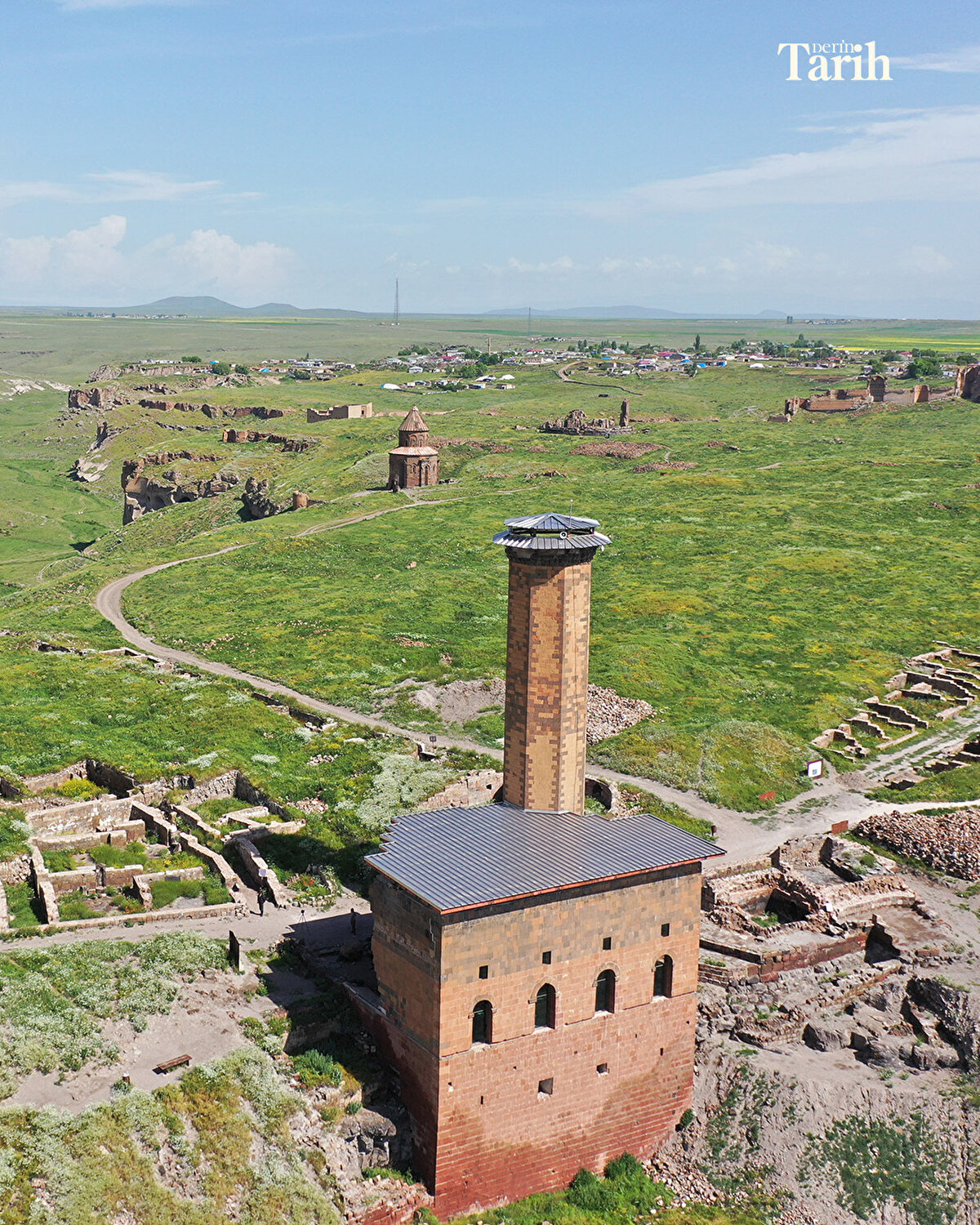 "Cami neredeyse 100 yıldır atıl vaziyetteyken 2022'de Serhat Kalkınma Ajansı'yla yaptığımız bir protokol kapsamında, 'demontable' malzemelerle kapısını ve penceresini kapattık, halısını döşedik. Şimdi hem namaz kılınır hale geldi hem de beş vakit ezan okunuyor. "