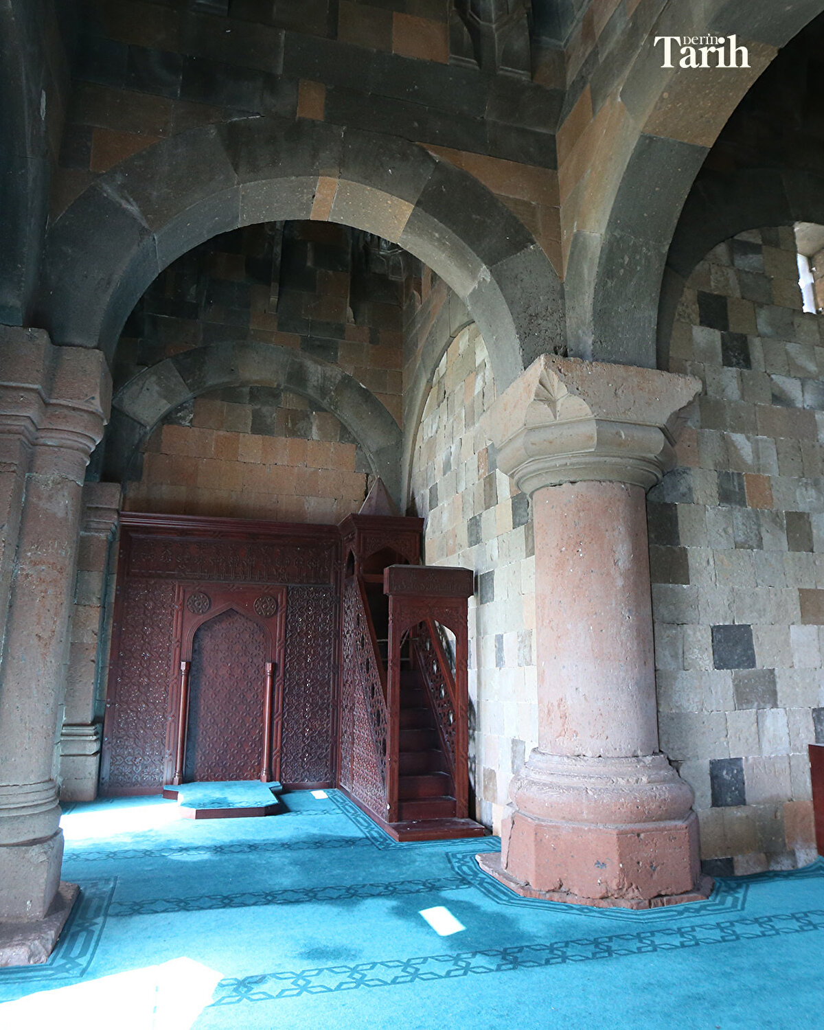 Kurulduğu günden bu yana 23 medeniyete ev sahipliği yapan, aralarında her biri farklı bir güzellik ve tarihi değerdeki cami, kilise, katedral gibi dini yapıların yanı sıra paha biçilmez diğer tarihi yapıları ve kültürel hazineleri bünyesinde barındıran Ani, Anadolu'daki ilk Türk-İslam şehri olması nedeniyle ayrı bir önem arz ediyor.