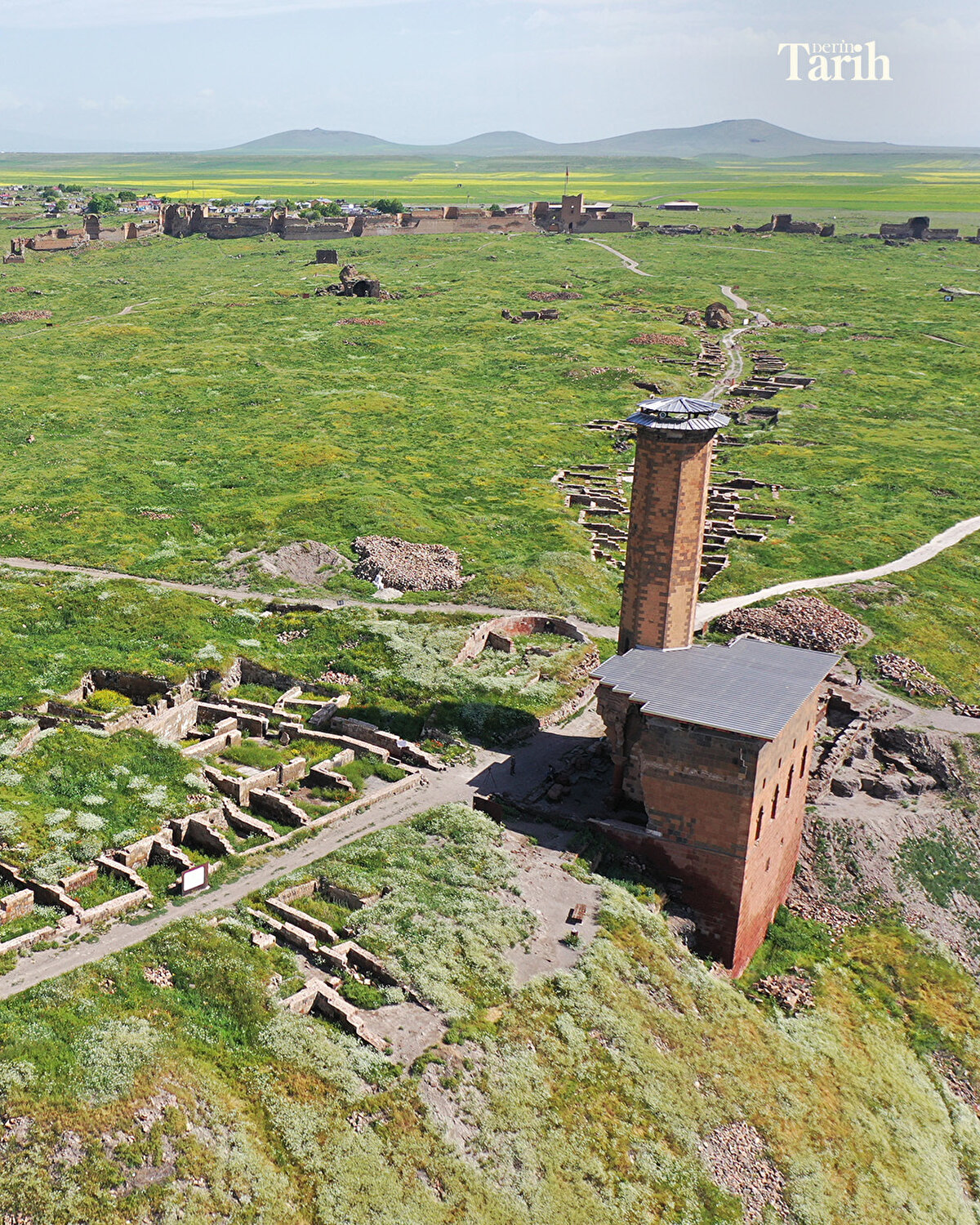 "Ani'deki bu Ulu Cami, Sivas Divriği'ndeki o muhteşem Selçuklu eserinin aslında prototipi niteliğinde bir yapı. Tek fark o daha büyük boyutlarda, Ani'deki camimiz 3 sahınlı iken Divriği'deki cami 5 sahınlı olarak inşa edilmiş. Ancak hem giriş kapıları hem iç mekandaki sahın düzeni hem iç avlu geleneği hem de mihrap önü kubbesi geleneğini yansıtması açısından Divriği'deki Ulu Camisi'nin bir prototipi niteliğinde bir cami olduğunu söyleyebiliriz."