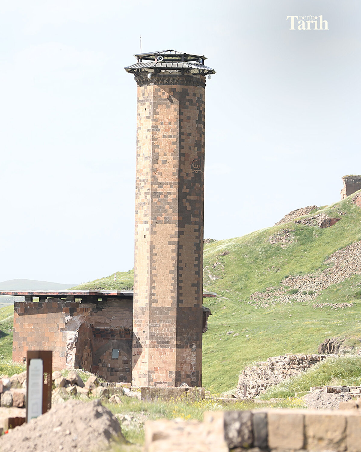 Sultan Alparslan 1072'de vefat edince yerine geçen oğlu Sultan Melikşah'ın emriyle bu caminin bu yapının inşa ettirildiğini dile getiren Arslan, "Batı cephesinde olması gereken kitabe yok edilmiş ama eski bir fotoğraftan hareketle Sultan Melikşah döneminde inşa edildiğini kesin olarak biliyoruz. Bu kitabede de çok açık bir şekilde caminin Sultan Melikşah'ın emriyle inşa ettirildiği kayıtlı." dedi.