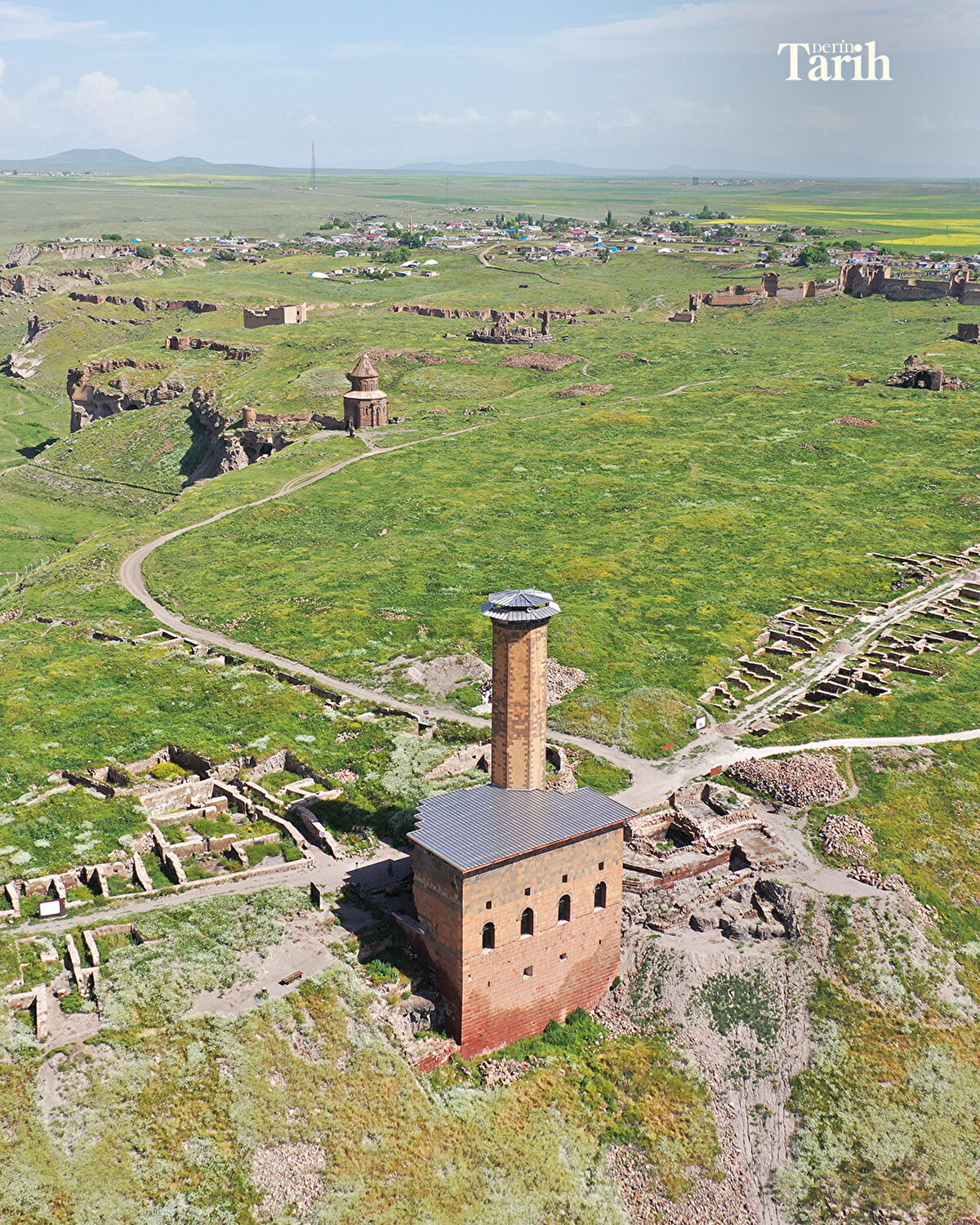 Caminin Türk cami geleneğinin Anadolu'daki ilk temsilcisi olduğunu işaret eden Arslan, şöyle devam etti:<br><br>"Derinlemesine planlı ve üç sahınlı (avlu) olarak ifade ettiğimiz şemanın Büyük Selçuklular tarafından Anadolu öncesi coğrafyalarda uygulandığı ve Anadolu'da da ilk olarak Ani'de uygulandığını söyleyebiliriz."