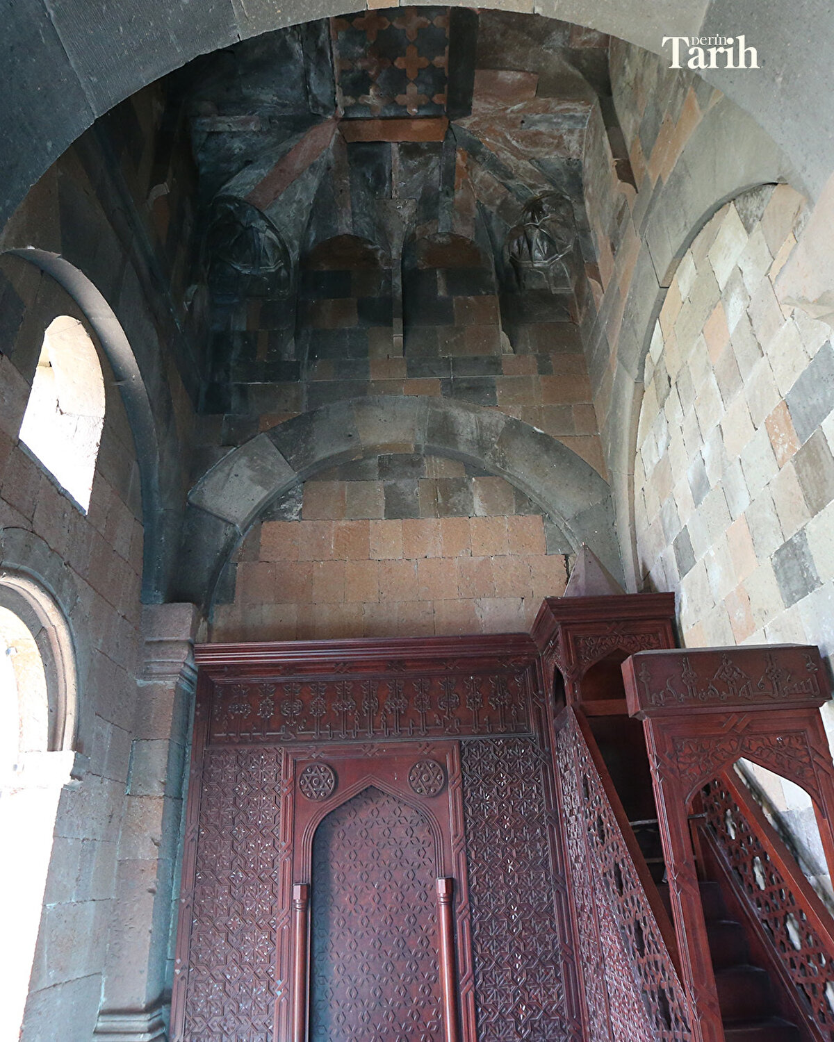 Ani Ören Yeri Kazı Başkanı Doç. Dr. Muhammet Arslan, Türklerin Anadolu'da inşa ettiği ilk caminin Ebu'l Menuçehr Camisi olduğunu söyledi.