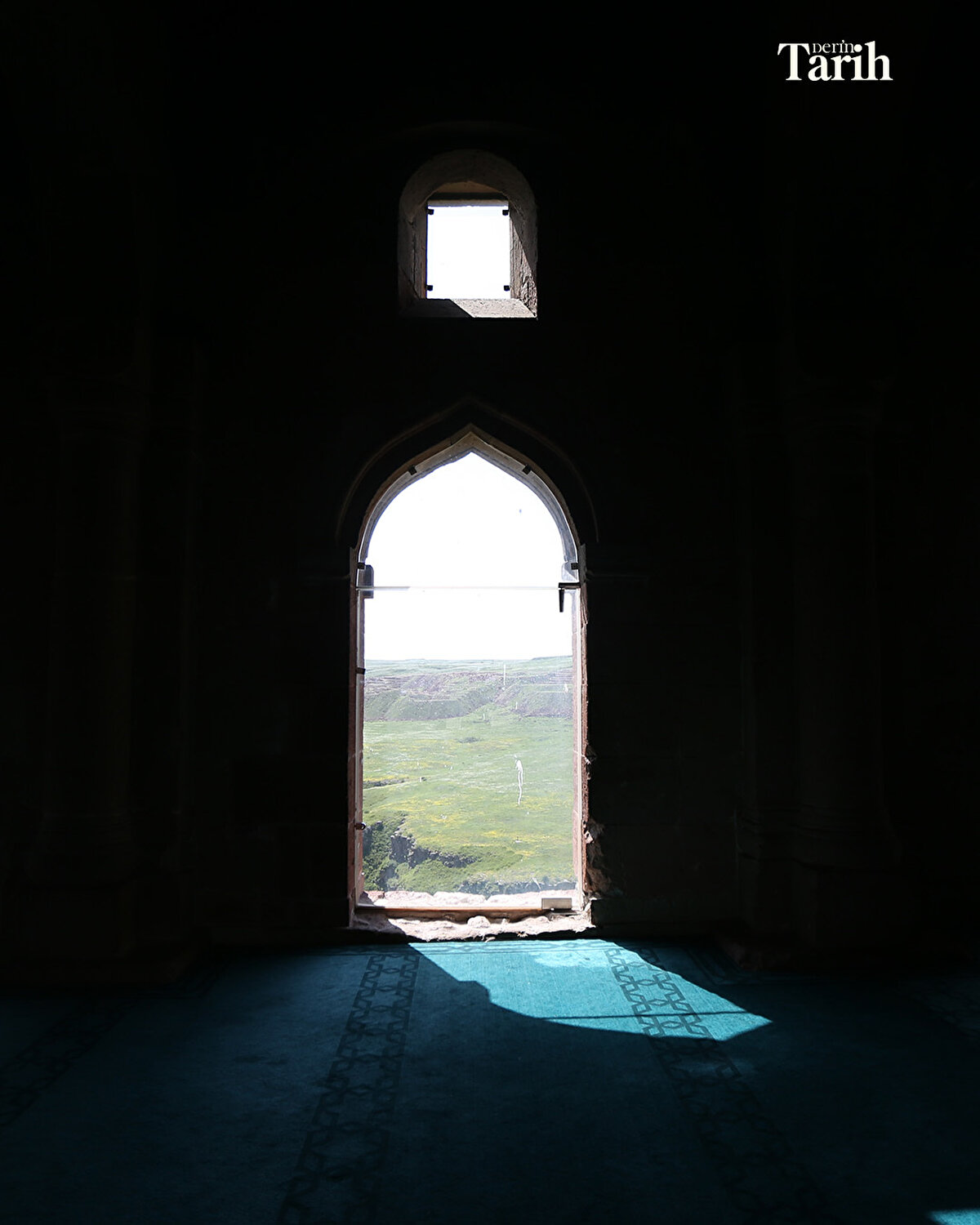 İlk Türk camisinde 5 vakit ezan sesinin yankılandığını vurgulayan Arslan, caminin, tarihte "93 Harbi" olarak bilinen 1877-1878 tarihindeki Osmanlı-Rus savaşında işgal altında kalıp hasar gördüğünü anlattı.