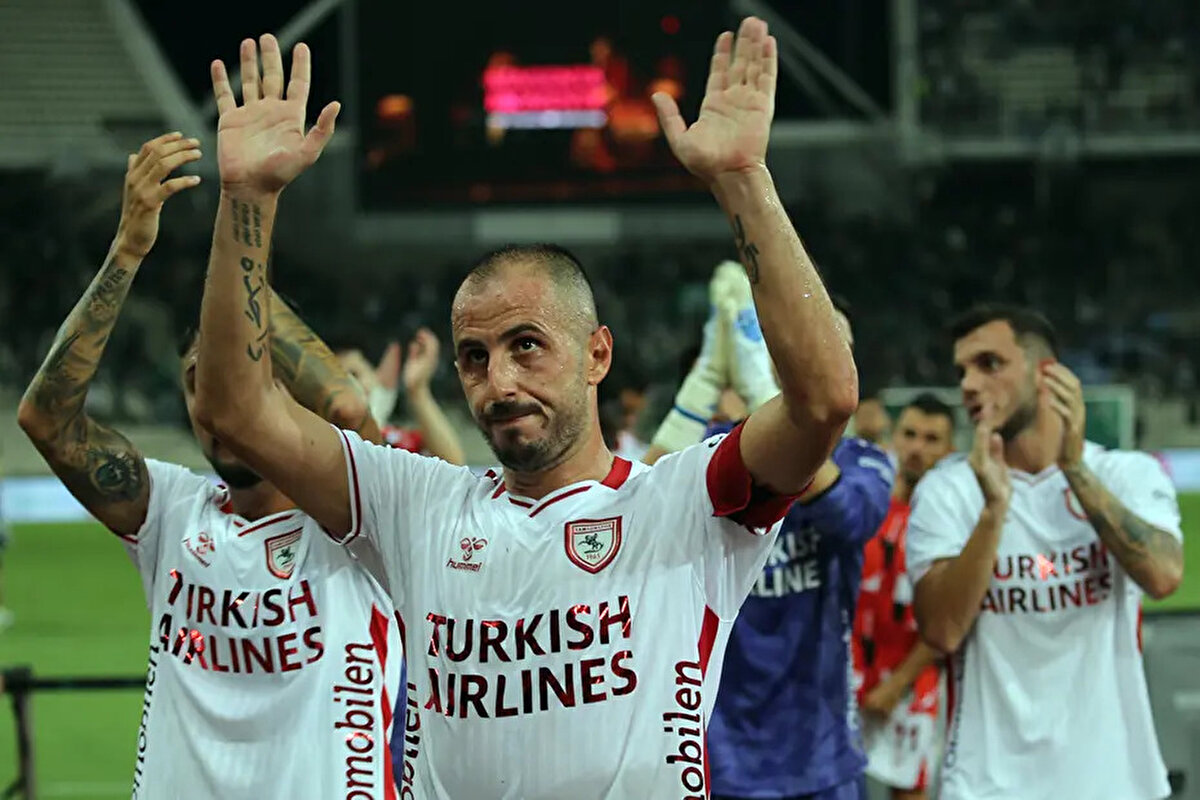 Panathinaikos deplasmanında Samsunspor'un 1-0 öne geçip 2-1 kaybettiği UEFA Avrupa Ligi play-off turu ilk maçı, Yunan basınında manşette yer aldı.<br>