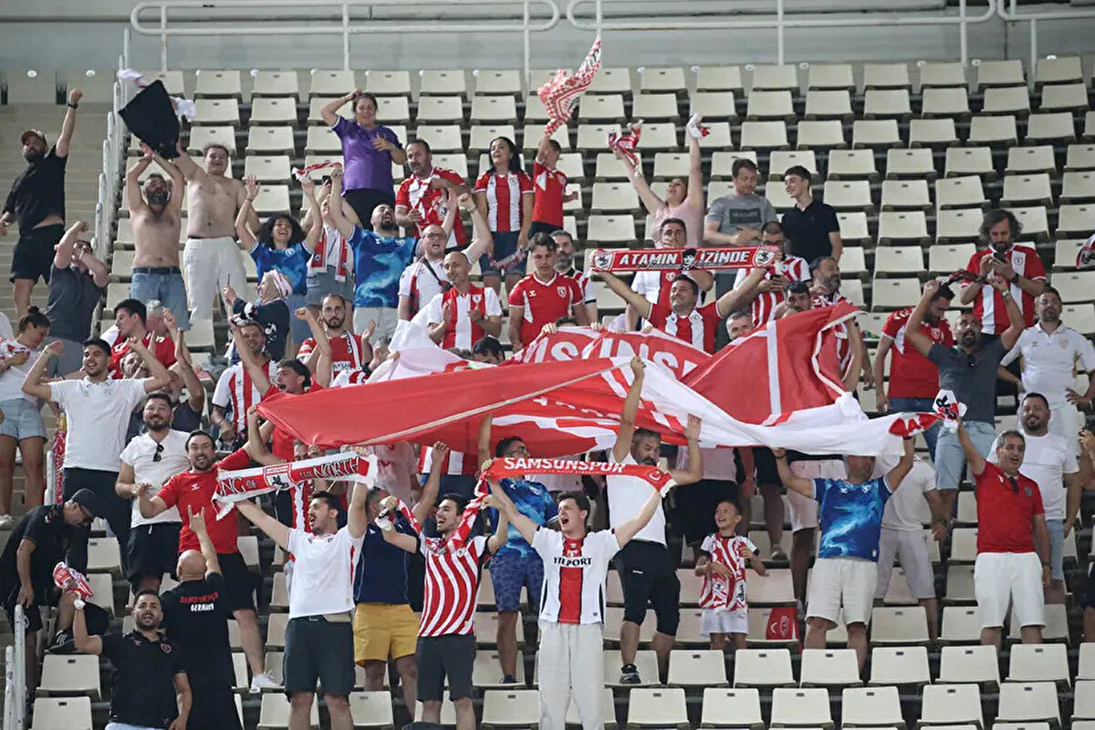 Naftemporiki: Panathinaikos, Samsunspor'u 2-1 yenerek Avrupa Ligi'ne ilk adımı attı.<br>