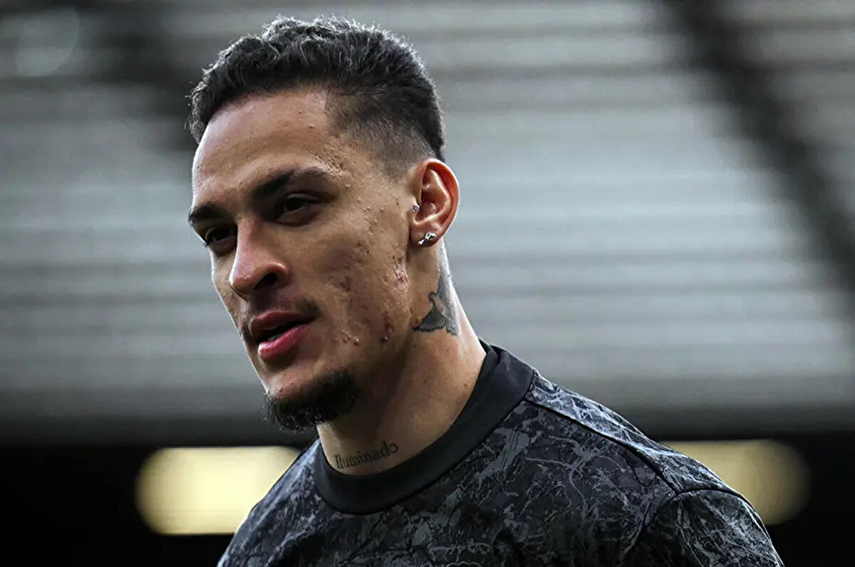 Fenerbahçe'de transfer çalışmaları tüm hızıyla devam ederken sarı lacivertlilerin, Manchester United'dan Antony'i radarına aldığı aktarıldı.<br>