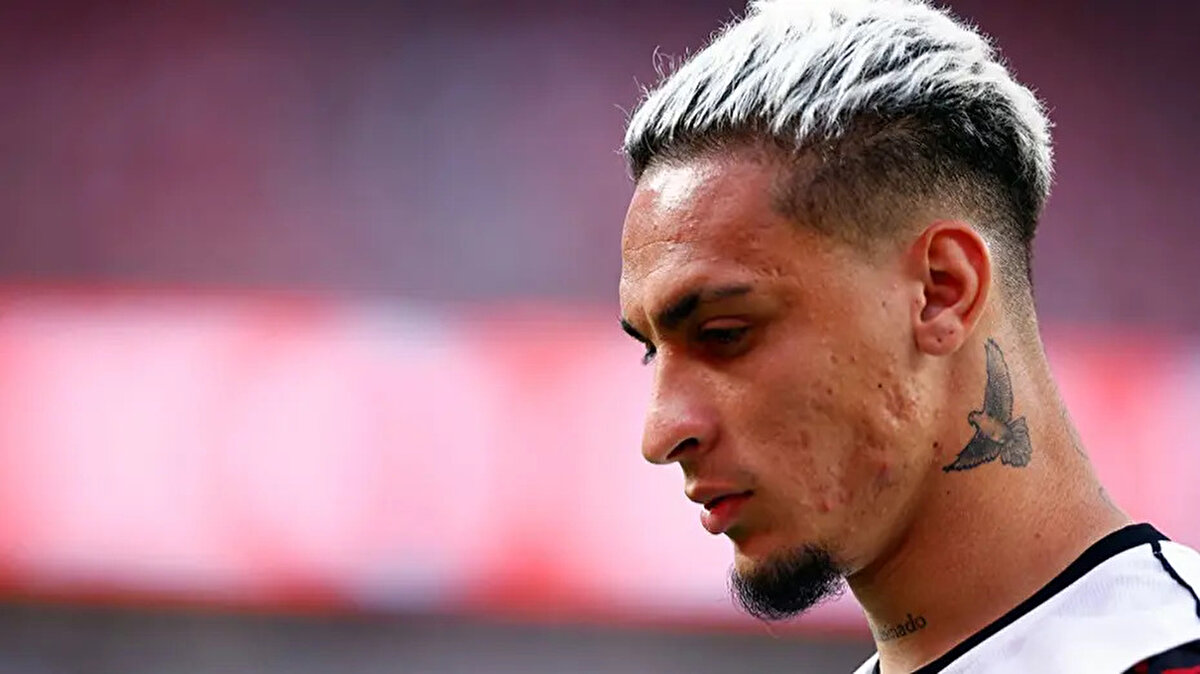 ESPN'de yer alan habere göre, Fenerbahçe, Antony'i transfer etmek için 45 milyon euro ödemeye hazır. İngiliz devi, Fenerbahçe'nin bu yaklaşımı sonrası görüşmelerin ilerletilmesi ve transferin sonuçlandırılması konusunda oldukça istekli.<br>