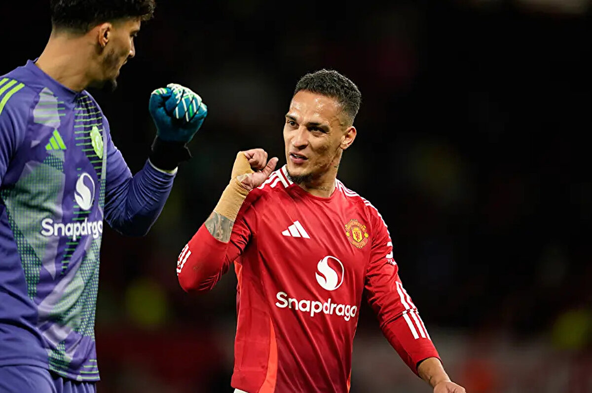 Manchester United, 2027'ye kadar sözleşmesi bulunan Antony'nin kiralık transferine sıcak bakmıyor. İngiliz devi, Antony'i 2022 yılında Ajax'tan 100 milyon euro bedelle transfer etmişti.<br>