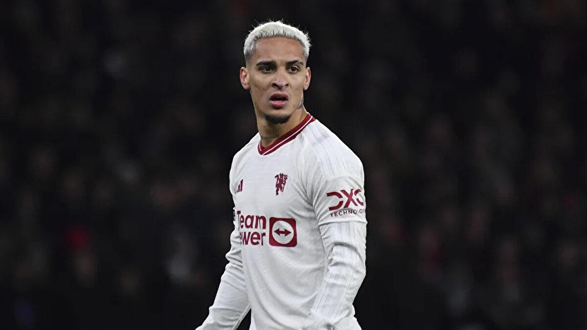 Antony için Real Betis, Benfica, Brighton ve Bayer Leverkusen'in Manchester United ile transfer için temasa geçtiği ancak bu takımların hepsinin futbolcuyu kiralamak istediği belirtildi. Bu nedenle teklifler şu an için reddedildi. 