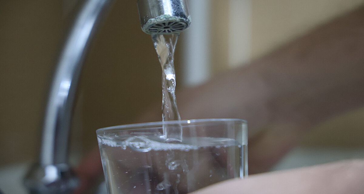 Kesinti saatleri değişti<br><br>Açıklamada şu ifadelere yer verildi:<br>"Yeni planda 3 ayrı bölge tanımlanmış olup, mevcutta olduğu gibi 23.00-05.00 saatlerinde her gün bir bölgede kesinti yapılacaktır. Ayrıca yeni planlamaya Menemen ilçesinin bazı mahalleleri de dahil edilmiştir. Mahalle bazlı kesinti planına https:izsu.gov.trtrDuyurular263 bağlantısından ulaşabilirsiniz."