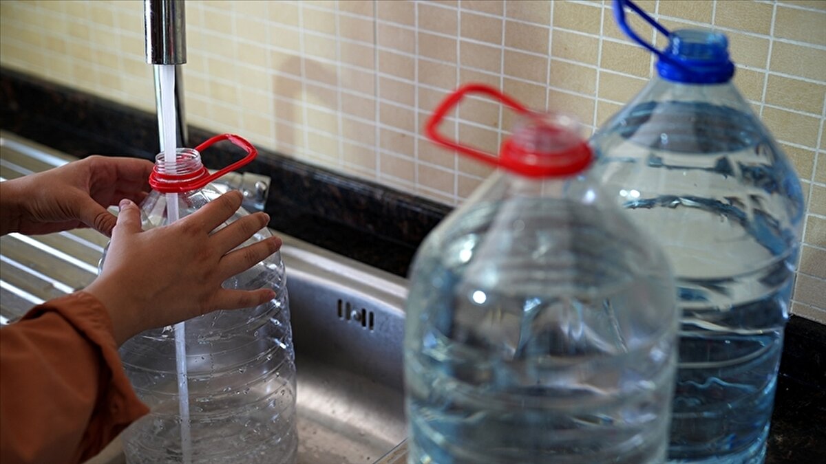 İzmir Büyükşehir Belediyesi İZSU Genel Müdürlüğü bünyesinde oluşturulan Su Kurulu, kentte yaşanan kuraklık ve azalan su kaynakları nedeniyle 6 Ağustos'tan itibaren 23.00 ile 05.00 saatlerinde kısmi su kesintileri uygulanacağını duyurmuştu.