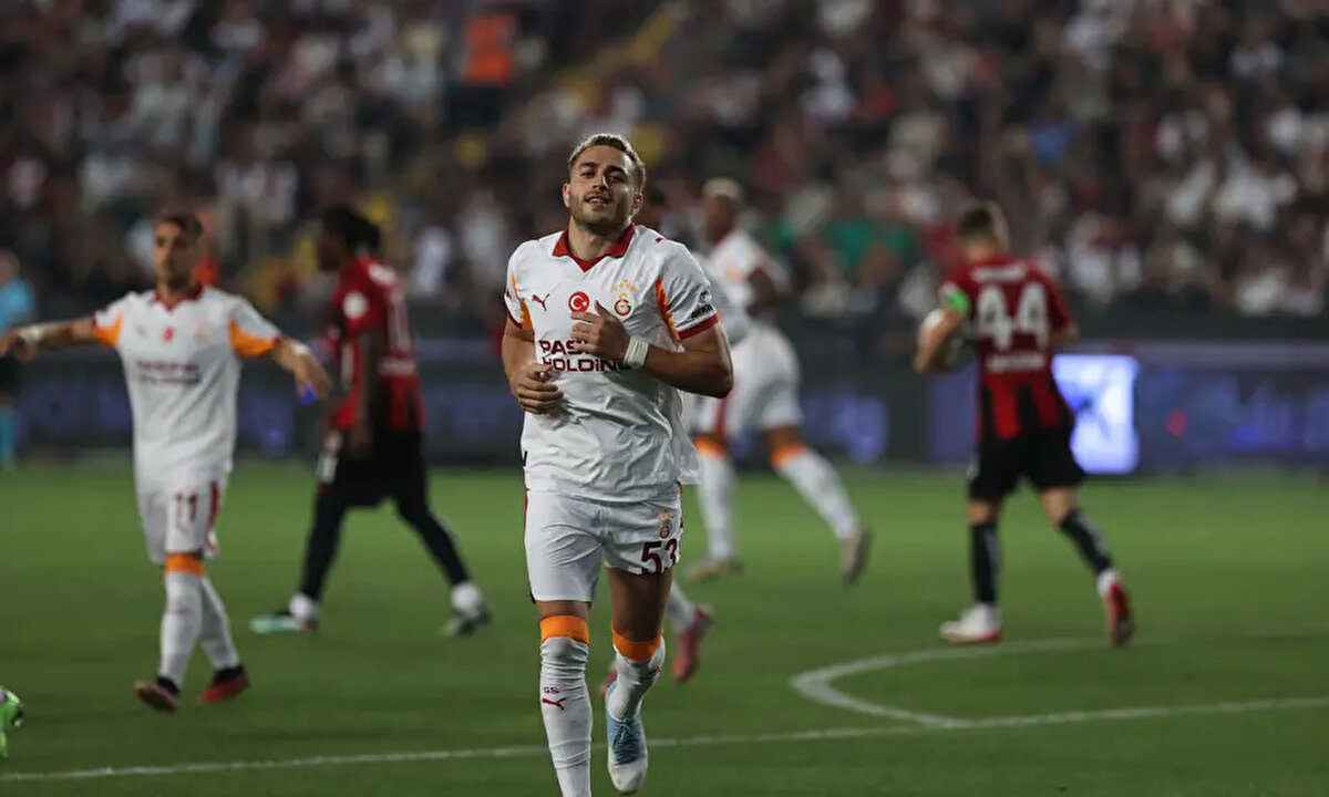 Kadroyu muhafaza etmek istediklerini aktaran Dursun Özbek, “Özellikle bu dönemde Avrupa'da koyduğumuz hedefler var. Takımı muhafaza etmek ve eksik bölgemize takviyeler yapmak planlamasıyla yeni sezona girdik. Bunun en büyük göstergesi de Osimhen. Hedefimize göre önce Osimhen'in transferiyle sezona başladık. İkinci olarak Leroy Sane'yi kadromuza kattık. Planlamamız çevresinde nokta transferlerin de peşinde koşuyoruz. Hal böyleyken başarılı olmuş takımın kompozisyonunu uygun bulmuyorum. Hedefimiz Avrupa'da iyi bir sezon geçirmek ve taraftarların talebine cevap vermek” ifadelerini kullandı.<br>