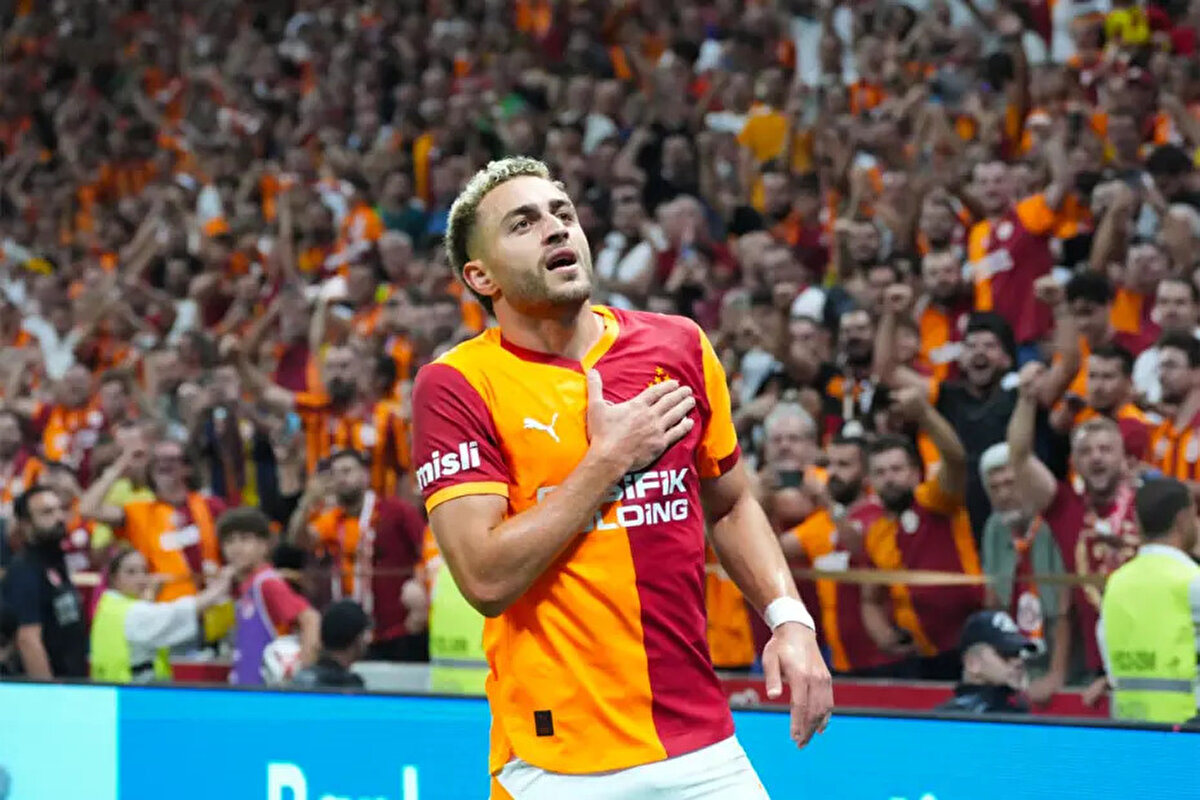 Barış Alper Yılmaz'ın idmana çıkmamasıyla ilgili sorulan soruyu cevaplayan başkan, “Dünkü gelişmeleri bilmiyorum, bugün arkadaşlarımla görüşeceğim, onunla ilgili rapor alacağım. Barış Alper bizim sevdiğimiz, çok önemli bir oyuncumuz. Galatasaray'a katkısı da çok büyük. Net olarak şunu ifade ettim; Başkan olarak ben Galatasaray'ın başarısına hedeflenmiş biriyim. Şurası çok net; Biz geçtiğimiz sezonun sonuna doğru artık Avrupa'da oynayacağımız kesinleşmişti. Bizim başarı çıtamız Şampiyonlar Ligi'nde oynamak. Bunun için bir kadro planlaması yaptık. Bu hedefe gitmek için en önemli parametrelerden birisi Galatasaray'a katkı vermiş oyuncuları sistemin içinde tutmak. Hiçbir zaman hedefimiz yeni bir takım kuralım değildi. Bizim hedefimiz mevcut başarılı kadroyu korumaktı ve bunun en büyük göstergesi Osimhen'dir. Bunun amacı başta koyduğumuz projeydi. Leroy Sane böyle geldi. Osimhen bu kadronun olmazsa olmaz parçası olduğu için Galatasaray transfer etti kendisini” şeklinde konuştu.<br>