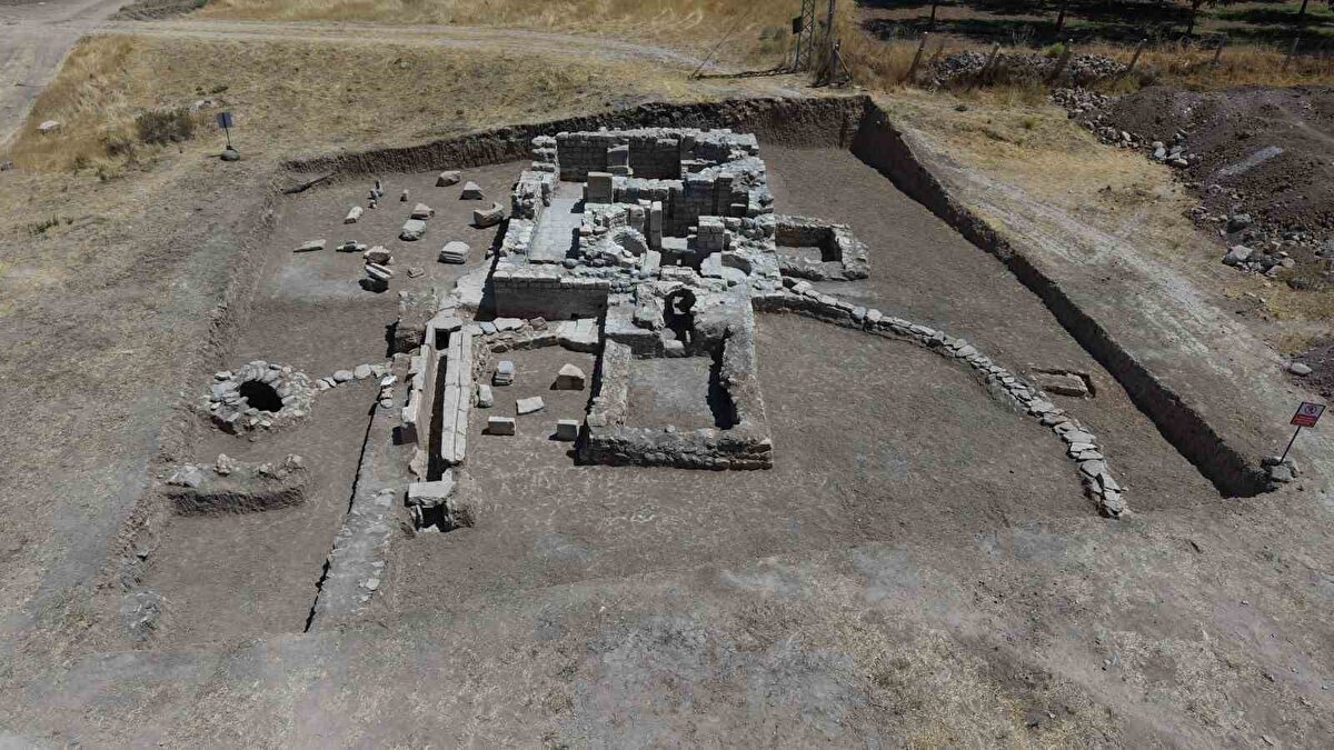 Kazılarda, Roma dönemine ait yaklaşık bin 700 yıllık hamamın sıcaklık bölümü "caldarium" ortaya çıkarıldı. Hamamda yer alan sütuncuklar, hypocaust adı verilen ve duvar ve yerden ısıtmayı sağlayan Roma dönemi ısıtma sisteminin izlerini taşıyor. Bu yapının Elazığ ve bölgesinde gün yüzüne çıkarılan ilk Roma dönemi hamamı olduğunu belirten kazı alanı sorumlusu arkeolog Emre Çayır, mühendislik ile mimari açıdan Roma’ya özgü özellikler barındırdığını ve bölgedeki çalışmaların devam ettiğini kaydetti.