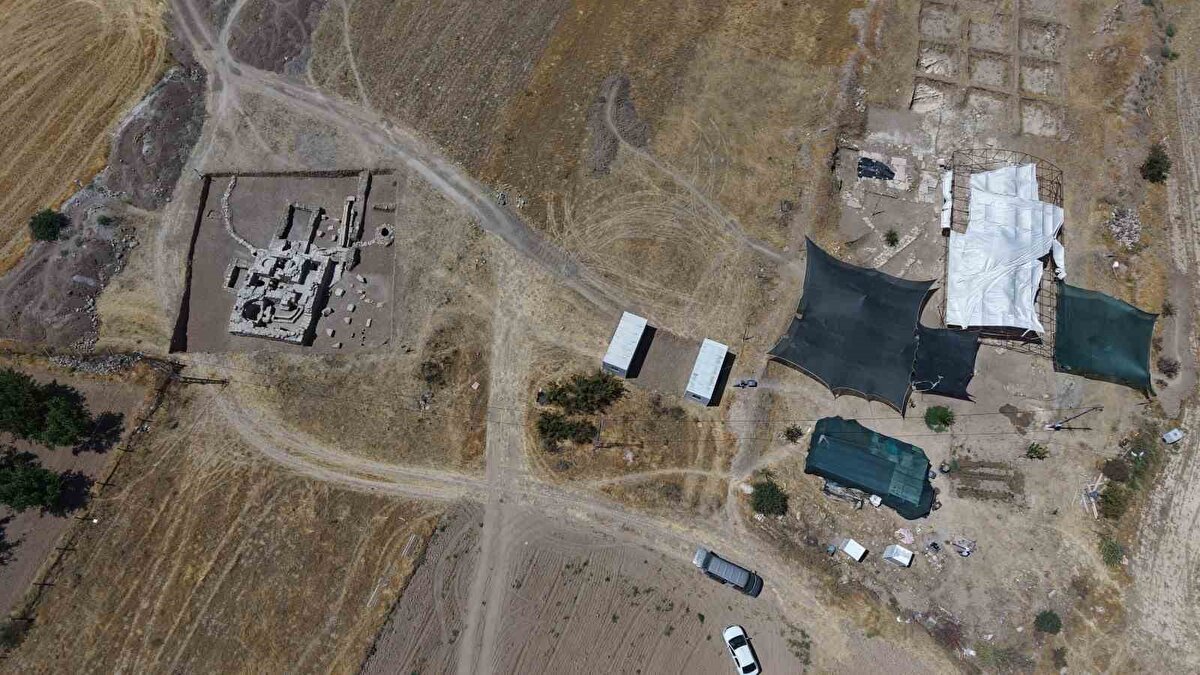 Kazılarda, sıcak ve nemli olan caldariumun, zeminin altında ve duvarların içindeki kanallarda dolaşan sıcak hava ile ısıtıldığı hamamı gün yüzüne çıkardıklarını ifade eden Çayır, "Çalışmalarımız neticesinde mozaik alanın çevresi ve alanın tamamında bir kırsal kent yapısı olduğuna yönelik izlenimlerimiz mevcut. 2025 sezonuna geldiğimizde de yine mozaik alanımızın 70 metre güneyinde bir hamam yapısı keşfettik, onu açığa çıkardık. Çalışmalarımız Elazığ Müzesi Başkanlığı’nda hızlı bir şekilde ilerlemekte ve bu güzel değeri, bu kültürel mirası geleceğe aktarmak yönündeki çalışmalarımızla bir fiil sürmektedir. Hamamın sıcaklık (caldarium), bölümündeyiz. Burası ana yıkanma birimlerinden bir tanesi. Bizim bu sırası şekilde gördüğümüz sütuncuklar, hypocaust sistemini (duvardan ısıtma sistemi) oluşturuyor. Hamamın en temel özelliklerinden bir tanesi ve Roma’ya özgü bir durum olarak karşımıza çıkıyor" dedi.