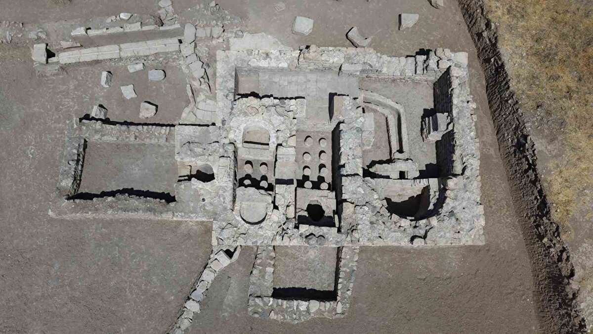 Elazığ’ın Salkaya köyünde bir tarla sahibinin 2023 yılında fidan dikmek için açtığı çukur sırasında tesadüfen bulunan Roma dönemi taban mozaiği, yapılan kazı çalışmalarıyla gün yüzüne çıkarıldı. Kültür ve Turizm Bakanlığı koordinasyonunda yürütülen çalışmalar kapsamında bölgedeki diğer olası tarihi yapılar da yer altı görüntüleme radarı (jeoradar) ile incelendi.