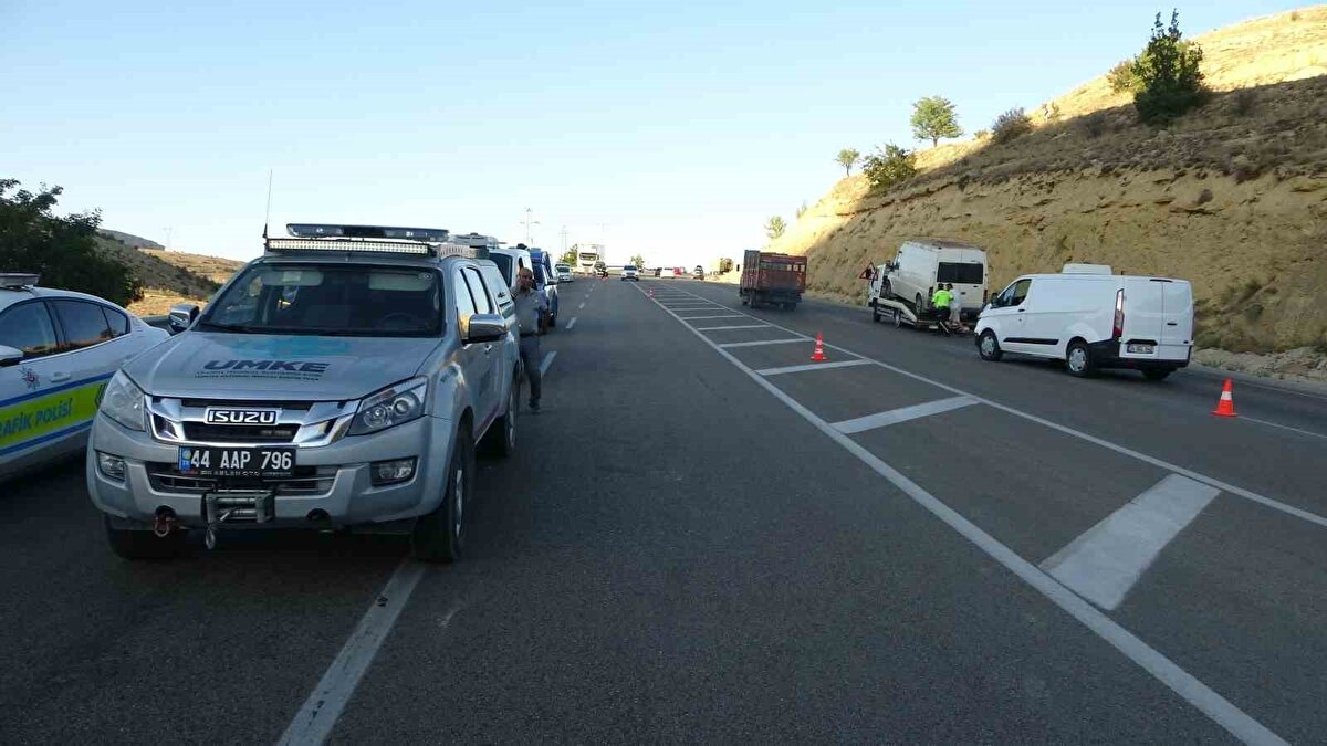 Edinilen bilgilere göre, Kayseri istikametinden gelen 16 BTE 244 plakalı Peugeot marka hafif ticari araç, virajı alamayarak geçtiği karşı şeritte Enes Çelik (29) yönetimindeki 23 BC 278 plakalı BYD marka otomobille kafa kafaya çarpıştı. 
