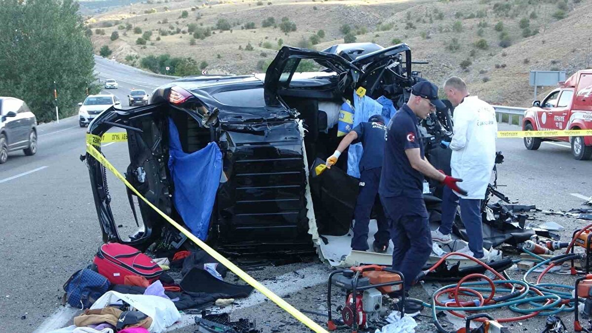 İhbar üzerine bölgeye jandarma, sağlık, UMKE ile itfaiye ekipleri sevk edildi.
