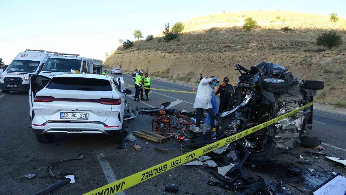 Kazada hafif ticari araçta bulunan ve henüz kimlikleri belirlenemeyen 3 kişi ile otomobil sürücüsü Enes Çelik olay yerinde hayatını kaybetti, K.Ç. (29) ve B.V.Ç. (3) yaralandı. 
