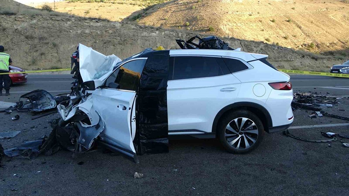  Yaralılar Malatya Eğitim ve Araştırma Hastanesi’ne, hayatlarını kaybeden 3 kişinin cenazeleri ise Adli Tıp Kurumuna kaldırıldı.