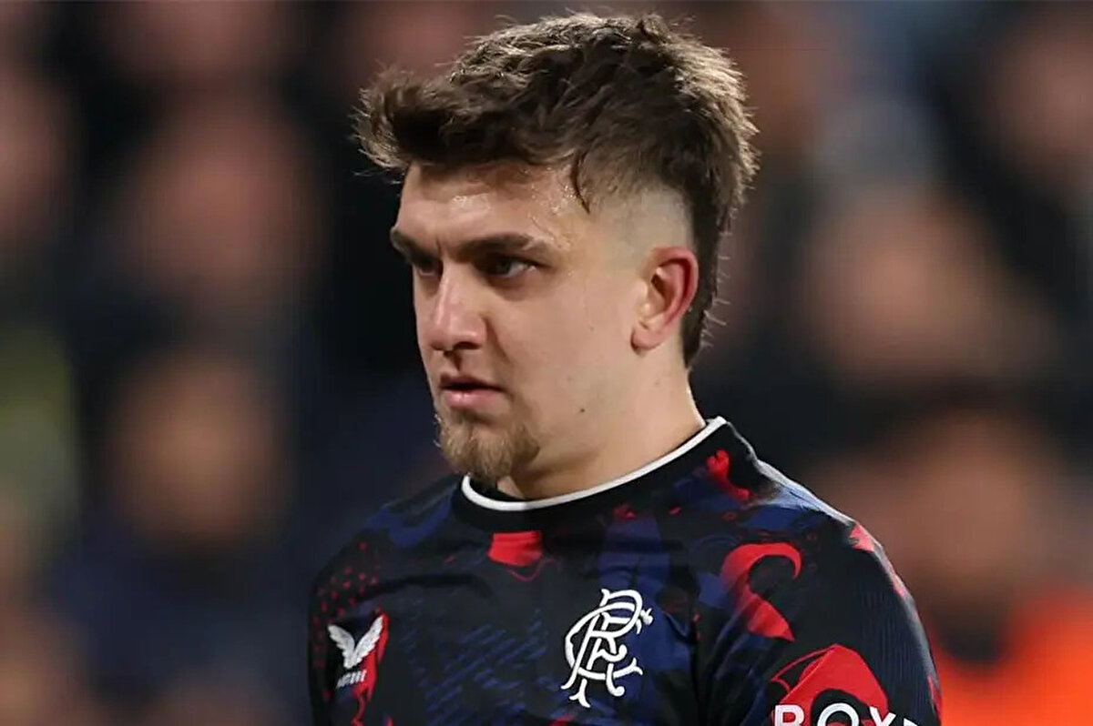 Beşiktaş'ın transfer görüşmelerine başlandığını açıkladı Rıdvan Yılmaz, siyah-beyazlı kulüple sözleşme imzalamak için İstanbul'a geldi.<br>