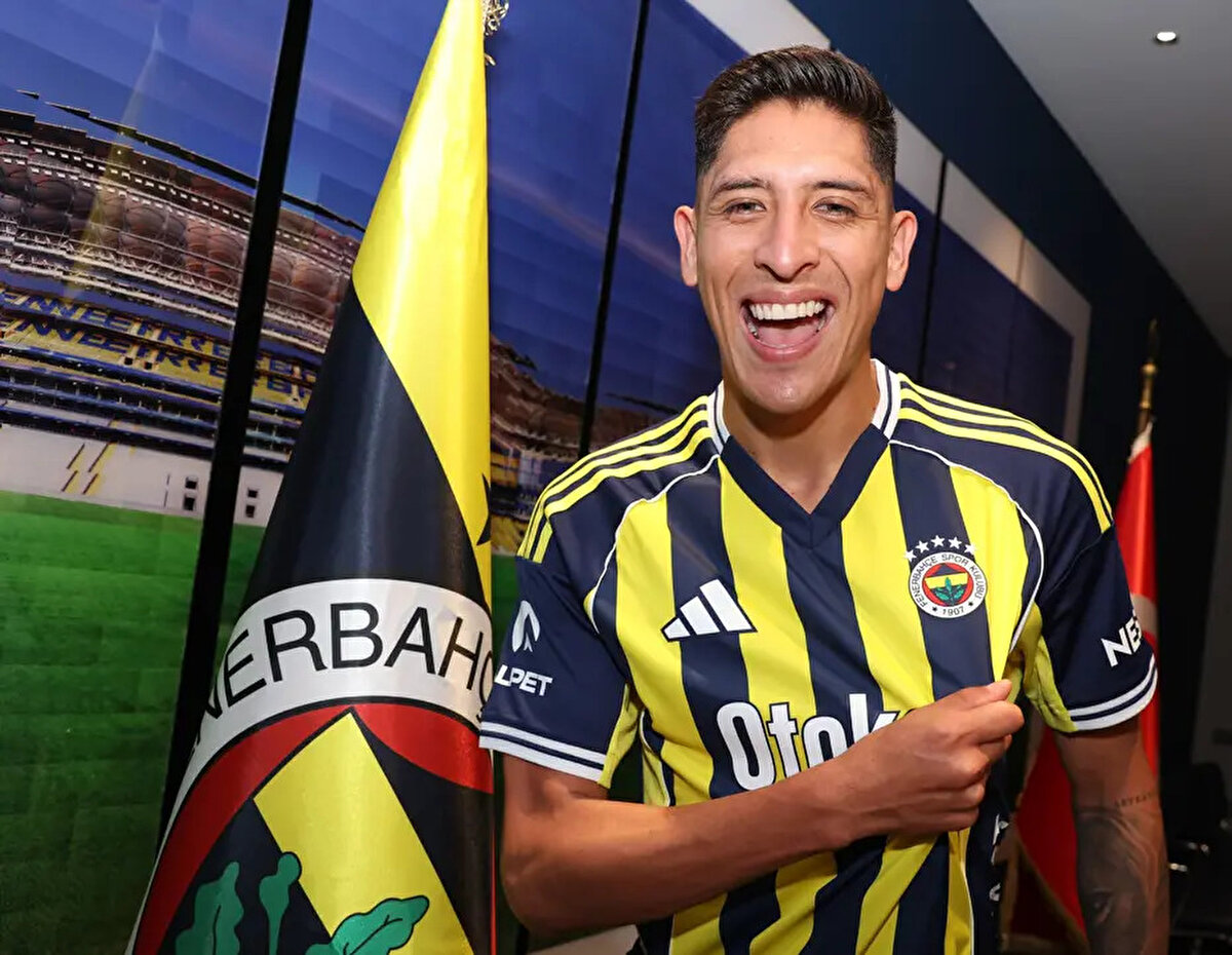 28 yaşındaki başarılı orta saha, kendisini sarı lacivertli renklere bağlayan sözleşmeye imza attı.<br>