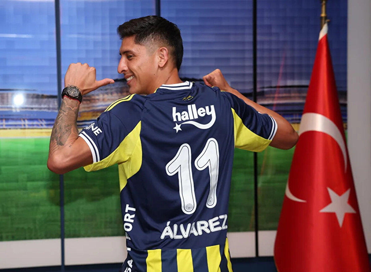 Edson Alvarez’e ‘Ailemize hoş geldin’ diyor; Fenerbahçemiz ile Sarı Lacivert nice zaferler ve şampiyonluklar diliyoruz." ifadeleri kullanıldı.<br>
