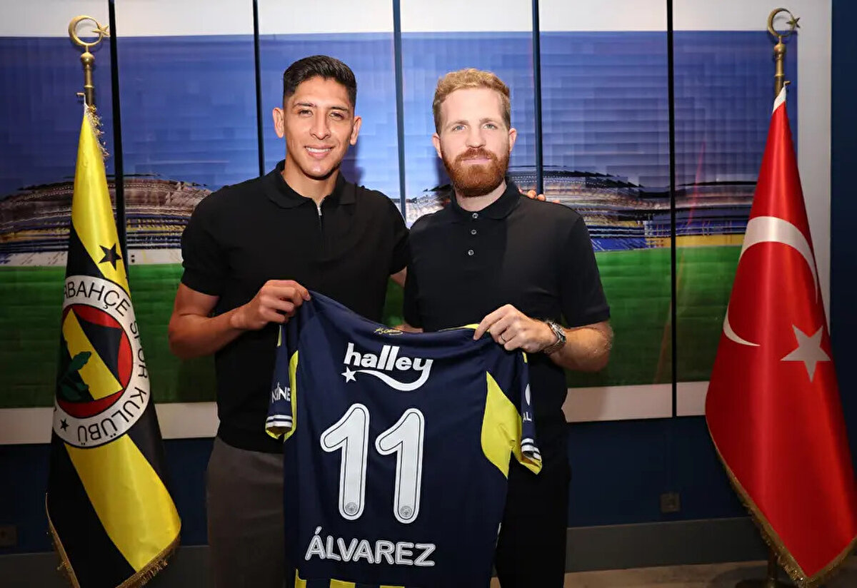 Fenerbahçe'den yapılan açıklamada, "Kulübümüz, Meksikalı millî oyuncu Edson Alvarez’in 2025–2026 sezonu sonuna kadar satın alma opsiyonu ile birlikte kiralık transferi için İngiltere’nin West Ham United kulübü ile anlaşmaya vardı.<br>