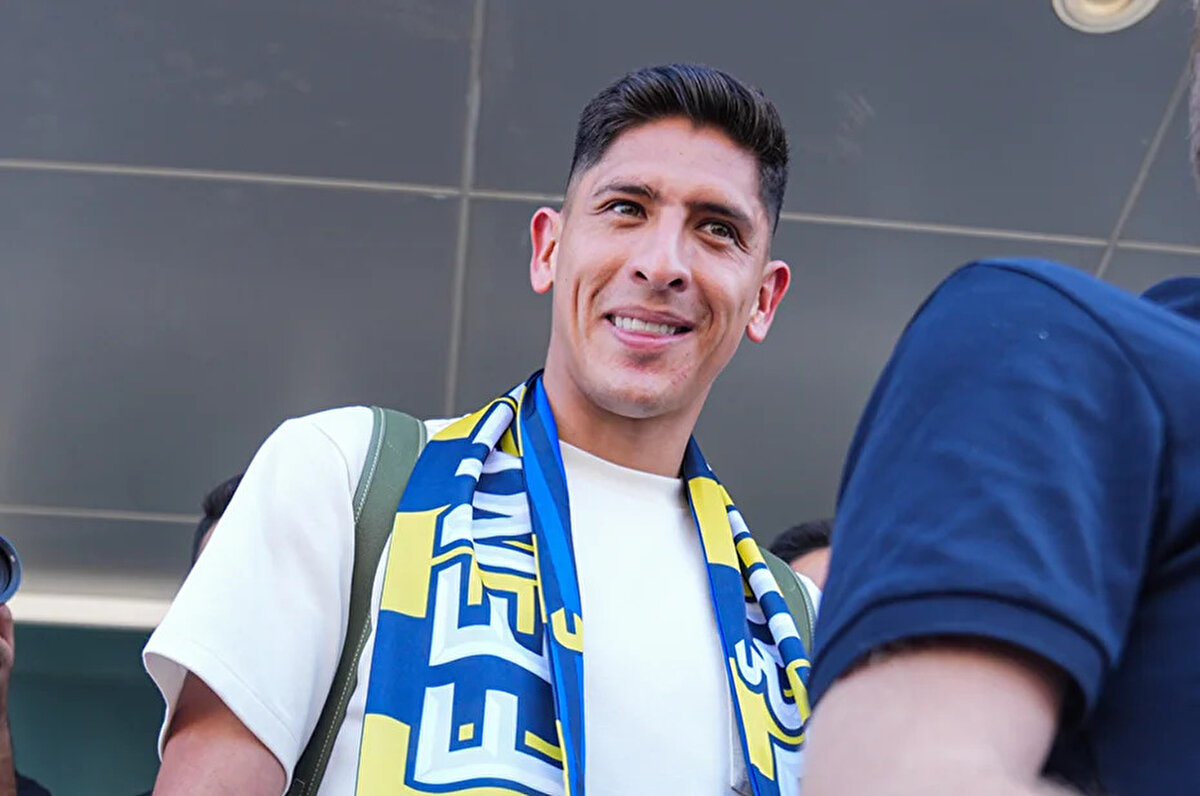 Fenerbahçe taraftarları hakkında çok fazla güzel sözler duydum. Onları Meksikalılara benzetiyorum. Fazla tutkulu ve takımları için her şeylerini veriyorlar. Ben de Fenerbahçe oyuncusu olarak sahada tüm kalitemi gösterip, yüzde yüzümü vererek oynayacağım.<br>