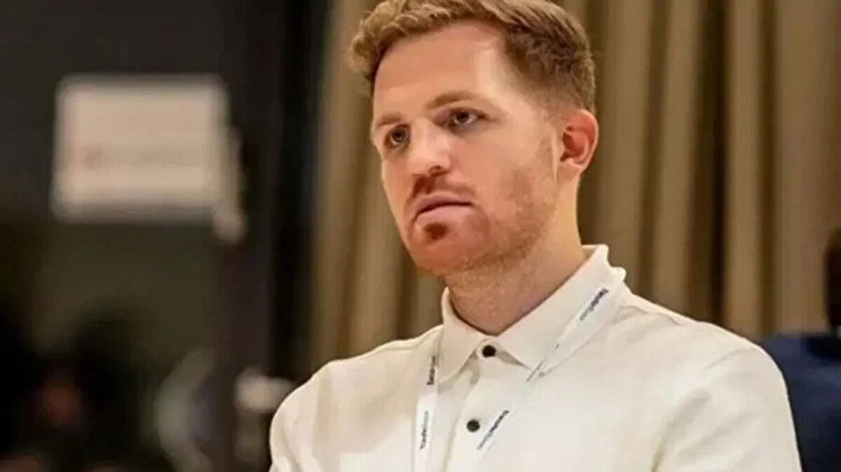 Fenerbahçe Futbol Direktörü Devin Özek ise Edson Alvarez transferiyle ilgili olarak, "Meksika Millî Takımı Kaptanı Edson Alvarez ile sözleşme imzaladık. Güçlü, zeki ve uluslararası üst düzey deneyime sahip. Onu kulübümüze kabul etmekten çok mutluyuz." dedi.<br>