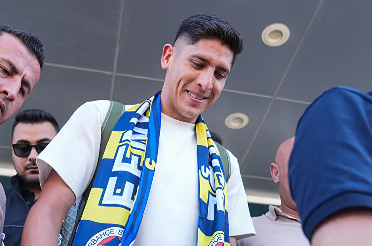 Transfer çalışmalarını sürdüren Fenerbahçe, son olarak West Ham United'ın Meksikalı ön liberosu Edson Alvarez'i kiralık olarak kadrosuna kattı.<br>