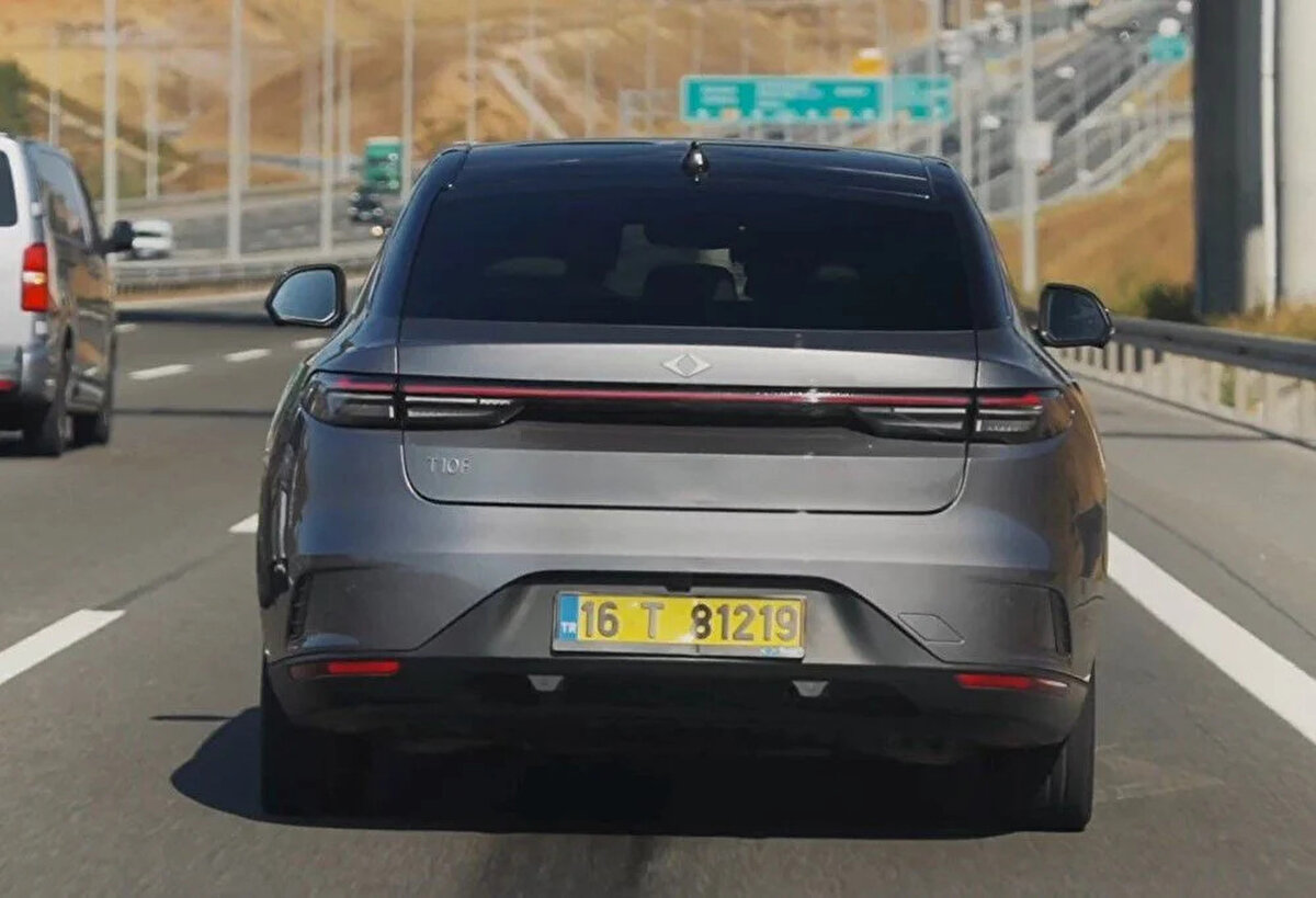 Teknolojik Atılım: T10F ile 623 KM Menzil<br><br>Sedan karoserli T10F modelinde menzil de yükseltildi. İlk açıklamalarda yaklaşık 600 kilometre olacağı belirtilen menzil, WLTP standartlarına göre 623 kilometreye ulaştı. Sadece 28 dakikada yüzde 20’den yüzde 80’e kadar şarj olabilen araç, günlük kullanımda pratiklik sağlıyor.