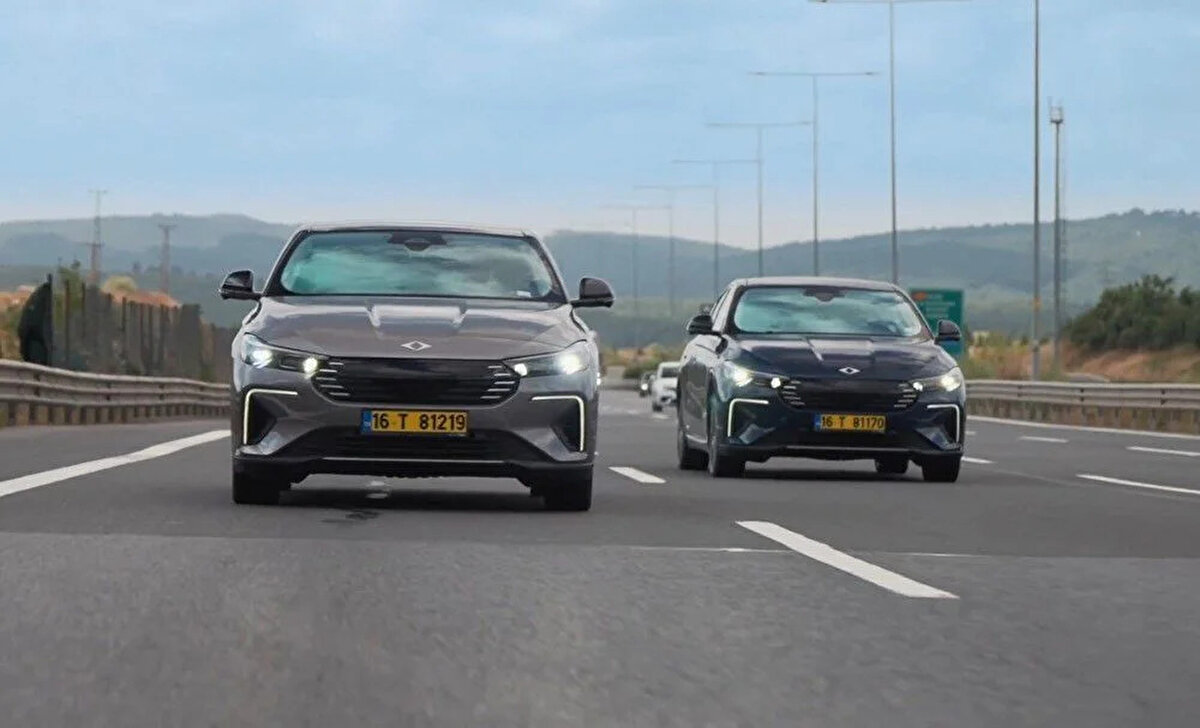 Türkiye’nin gururu olan yerli elektrikli otomobil markası Togg, yeni sedan modeli T10F için hem teknolojik hem de tasarımsal güncellemelerle dikkat çekiyor. SUV modelinden sonra satışa sunulacak olan T10F için iki yeni renk tanıtıldı: Mardin ve Urla.