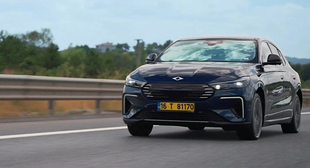 Yeni renk seçenekleri, Instagram hikâye gifleri arasında yerini alırken, hem estetik hem de kültürel bir bağ taşıyor. Mardin rengi, yöreye özgü badem şekerinden ilham alınarak sıcak tonlarda tasarlandı. Urla rengi ise Ege’nin yeşil doğasını yansıtıyor. Bu yenilikle birlikte Togg’un renk paleti toplamda 8 seçeneğe ulaştı.