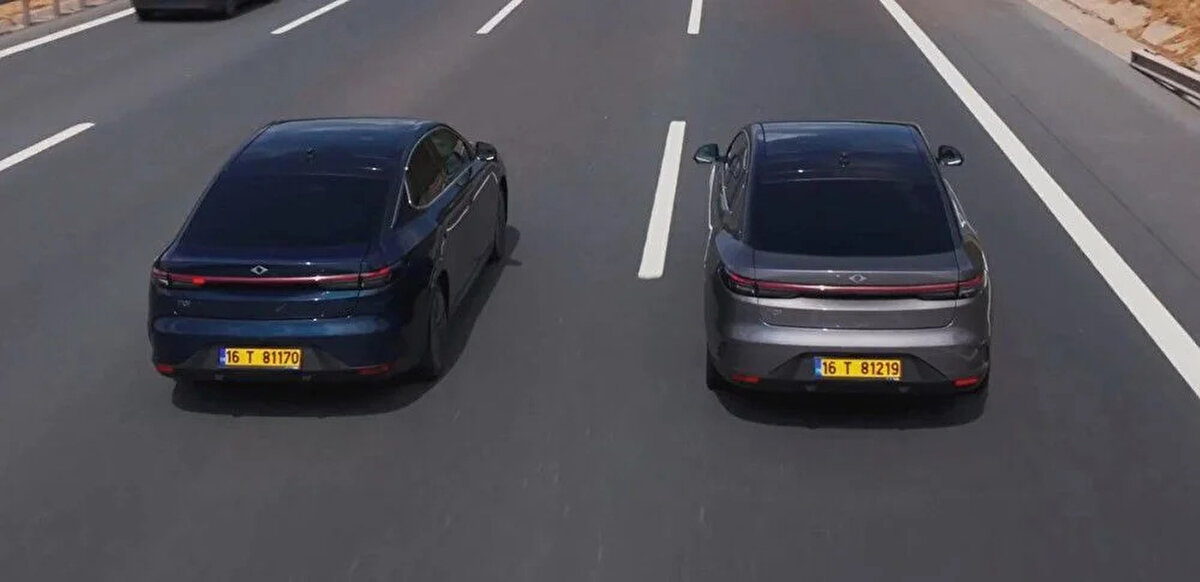 0’dan 100 kms hıza 7.2 saniyede ulaşan T10F, 218 beygirlik elektrikli motoruyla performans beklentilerini karşılıyor. Ayrıca araçta yer alan 12,3 inç gösterge ekranı, 29 inç bilgi-eğlence ekranı ve 8 inç kontrol ekranı ile toplamda 41,3 inç dijital ekran alanı sürücülere teknolojik bir kokpit deneyimi sunuyor.