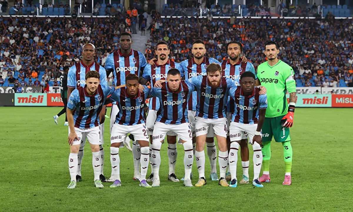 Trabzonspor, teknik direktör Fatih Tekke yönetiminde Süper Lig’e hızlı bir giriş yaptı. İlk hafta sahasında Kocaelispor’u, ikinci hafta ise deplasmanda Kasımpaşa’yı 1-0’lık skorlarla mağlup eden bordo-mavililer, Papara Park’ta oynanacak maçta Antalyaspor karşısında da galip gelerek 3 puanı hanesine yazdırmak istiyor. Karadeniz ekibinde sakatlığı bulunan Nijeryalı oyuncu Anthony Nwakaeme ise bu mücadelede forma giyemeyecek.