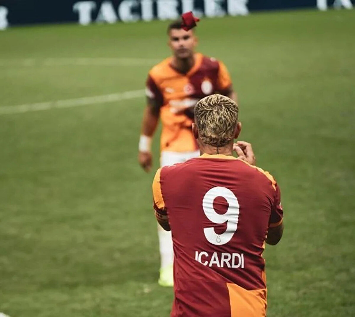 Kayserispor – Galatasaray muhtemel 11’ler<br><br>Kayserispor: Bilal; Gökhan, Hosseini, Denswil, Carole; Jung, Ackah, Mendes; Mane, Cardoso, Opoku<br>Galatasaray: Günay; Sallai, Davinson, Abdülkerim, Eren; Torreira, Sara, Yunus, Sane; Osimhen, Icardi