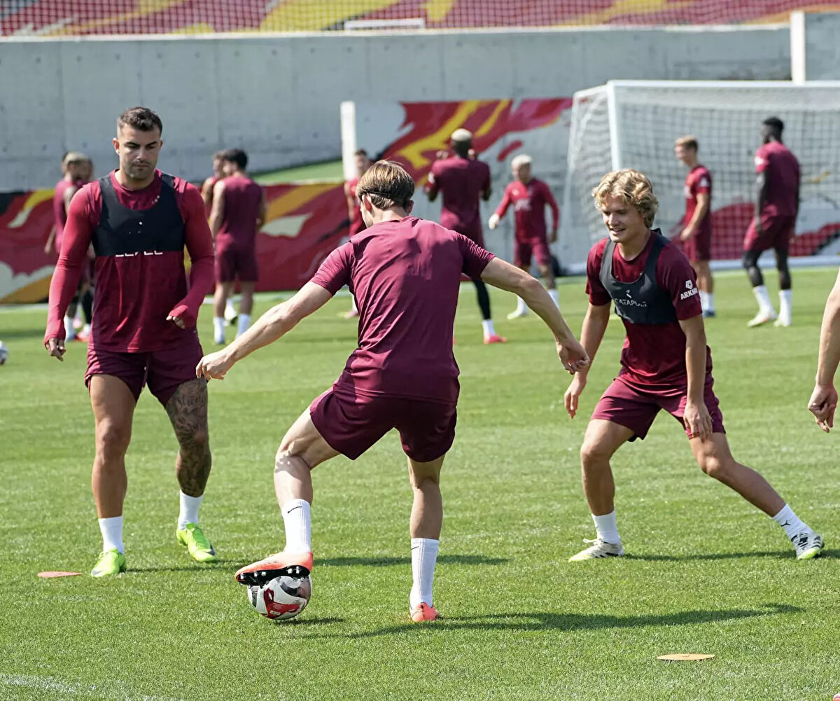 Galatasaray 3’te 3 peşinde<br><br>Sezona fırtına gibi giren son şampiyon Galatasaray, Süper Lig’in ilk iki haftasında Gaziantep FK ve Fatih Karagümrük’ü 3-0’lık skorlarla mağlup ederek averajla ikinci sırada yer aldı. Sarı-kırmızılı ekip, Kayserispor karşısında da kazanarak serisini sürdürmek istiyor.