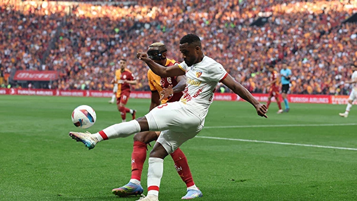 Galatasaray’ın serisini sürdürüp sürdüremeyeceği, Barış Alper’in oynayıp oynamayacağı ve Kayserispor’un güçlü rakibi karşısındaki performansı merakla bekleniyor.