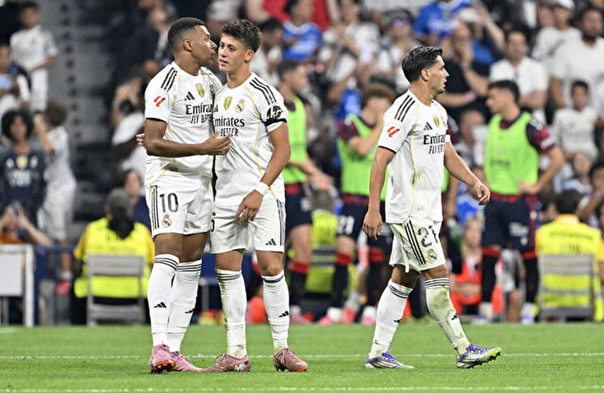 Arda Güler Real Oviedo maçında ilk 11’de mi?<br><br>Ligin açılış haftasında Real Madrid formasıyla Osasuna karşısında sahaya çıkan Arda Güler, 90 dakika boyunca takımını sırtlamıştı. Bu akşam oynanacak Real Oviedo mücadelesinde de milli futbolcunun ilk 11’de forma giymesi bekleniyor.