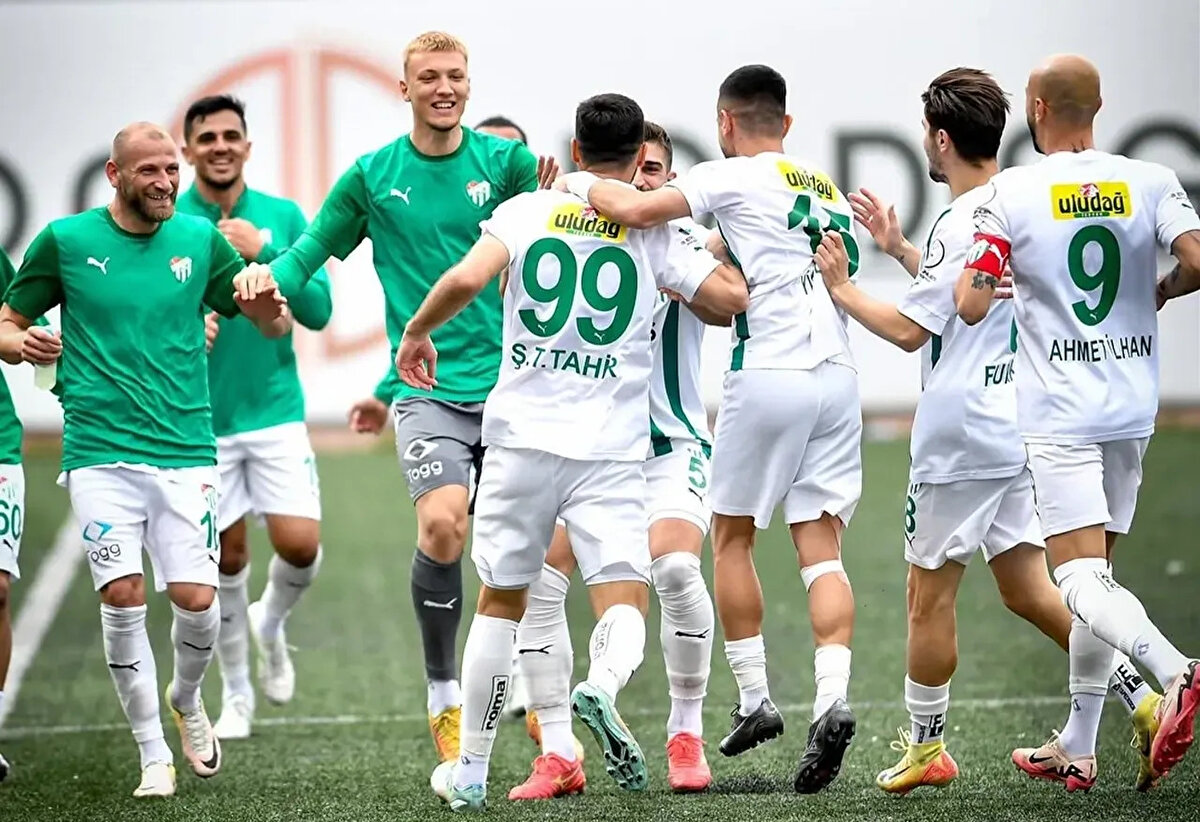 2. ve 3. Lig maçları sezon boyunca nerede izlenir?<br><br>Bursaspor’un da yer aldığı 2. ve 3. Lig karşılaşmaları sezon boyunca hem Bi Kanal TV ekranlarından hem de Sıfır TV YouTube kanalından canlı olarak yayınlanmaya devam edecek.