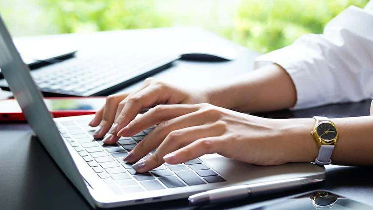 Üniversite kayıt sonrası süreç nasıl ilerler?<br><br>Kayıt işlemleriniz tamamlandıktan sonra üniversitenizin öğrenci bilgi sistemine giriş yaparak ders seçimleri, danışman atamaları ve diğer akademik işlemleri takip edebilirsiniz. Ayrıca hazırlık sınıfı veya muafiyet sınavı olan üniversitelerde bu sınavlara ilişkin duyurular kayıt sonrası paylaşılır.